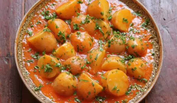 Млади картофи яхния