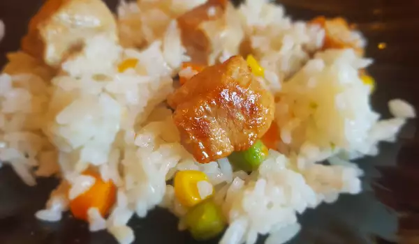 Пържен ориз със свинско на тиган