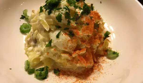 Яйчена салата с картофи и сирене