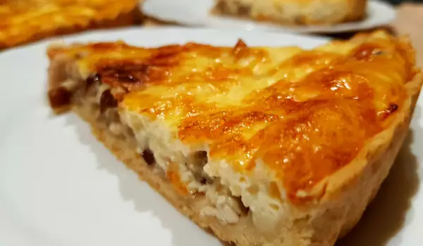 Солен тарт с пиле, сметана и гъби