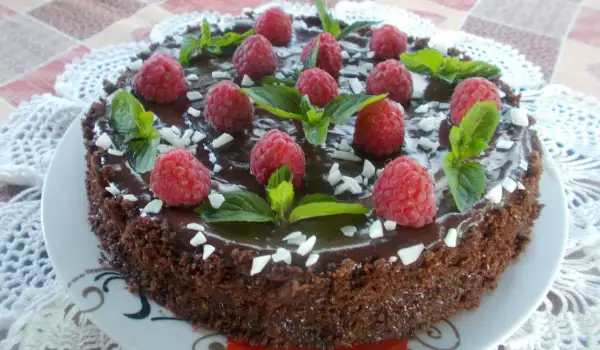Лесна шоколадова торта с малини и млечен крем