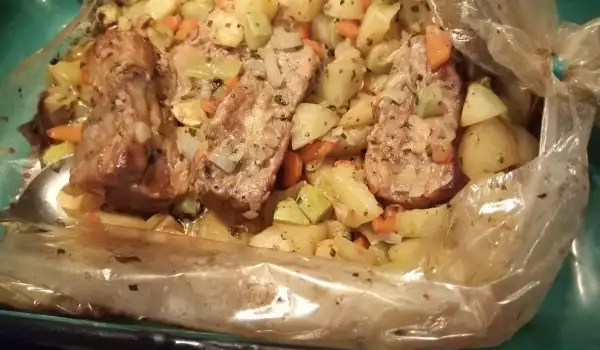 Свински ребра с картофи и тиквички в плик