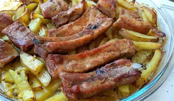 Пресни картофи със свински ребра и късчета на фурна