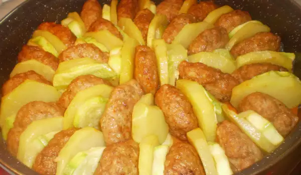 Реден кебап с пресни картофи и тиквички