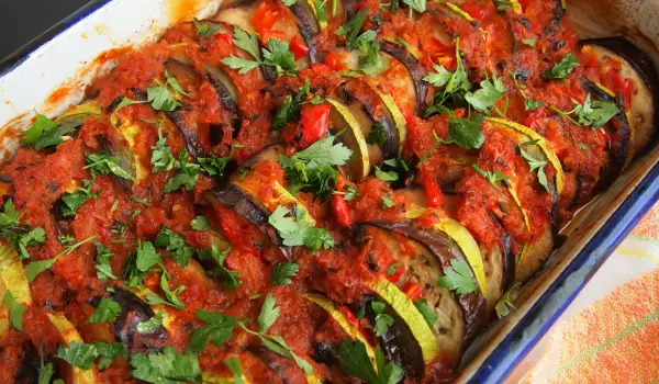 Редени зеленчуци с доматен сос на фурна