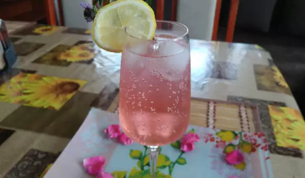 Коктейл с розово шампанско