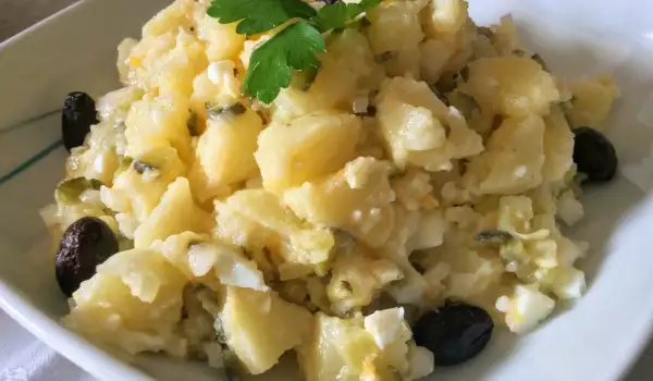 Картофена салата с яйца, краставички и маслини