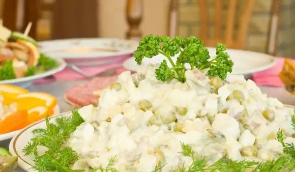 Картофена салата с грах и майонеза