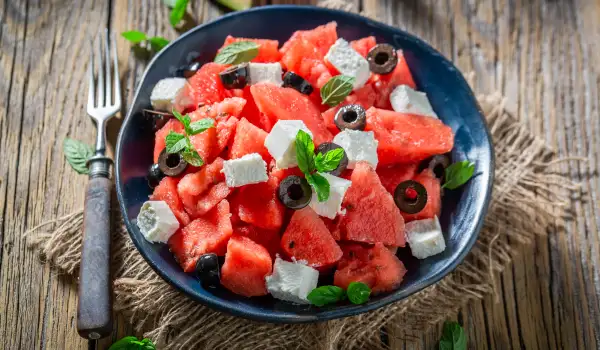 Динена салата с маслини и сирене