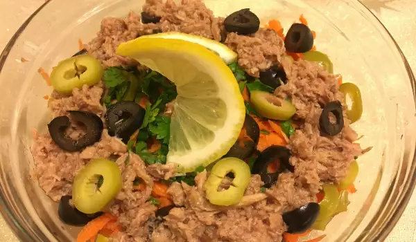 Засищаща салата с риба тон и маслини