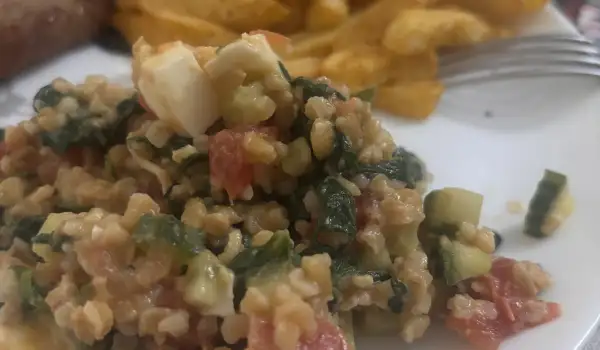 Салата със спанак и булгур