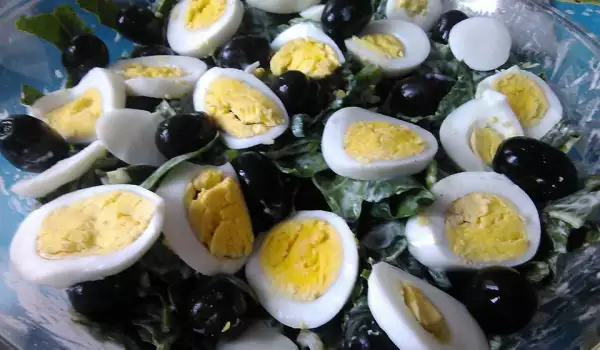 Варени яйца с пикантен сос