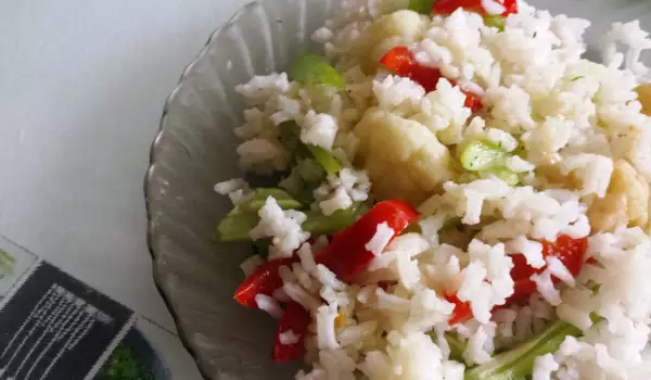 Оризова салата с карфиол и чушки