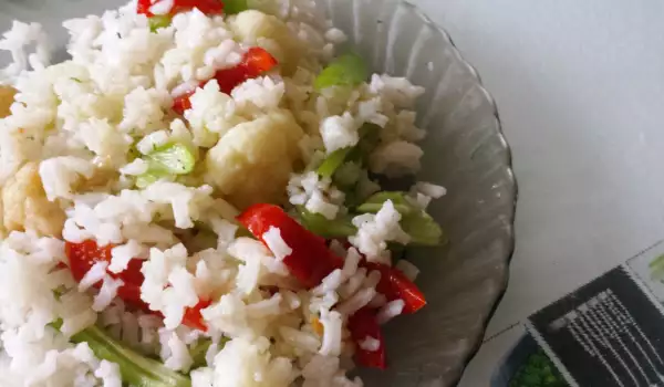 Оризова салата с карфиол и чушки