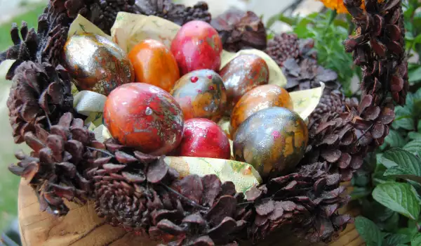 Боядисани великденски яйца със седефена боя и фолио