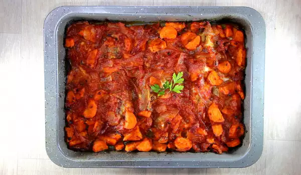 Печена скумрия с домати, лук и моркови