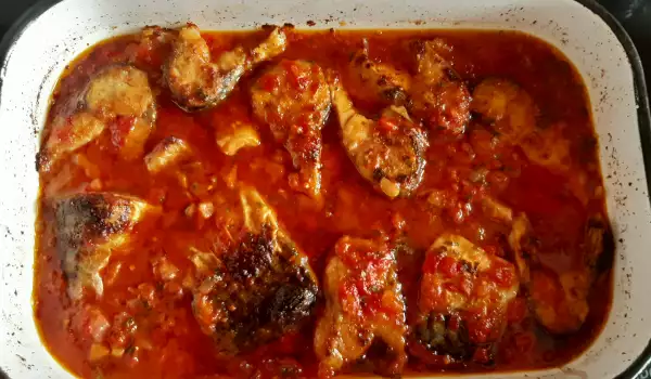 Скумрия на фурна с доматен сос