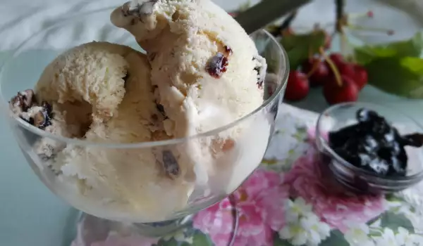 Сладолед със сладко от череши в машина
