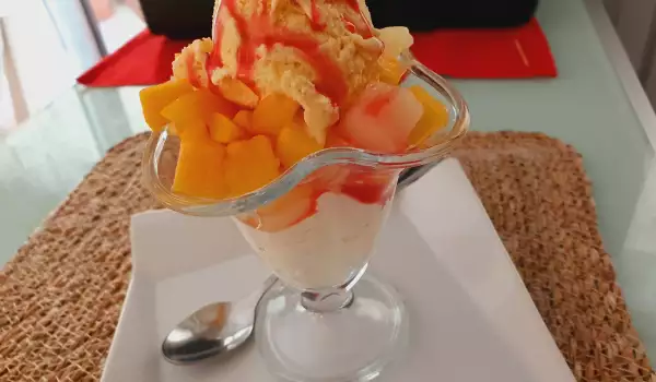 Плодова салата със сладолед и ром