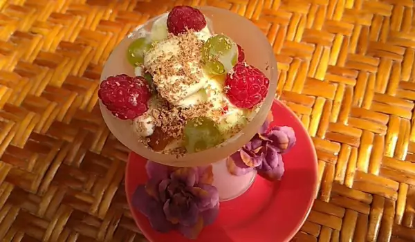 Плодова салата с ванилов сладолед