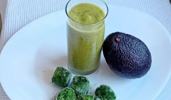 Здравословно смути със спанак и авокадо