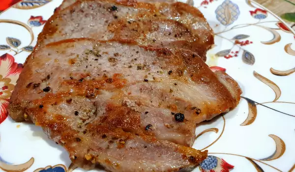 Сочни свински пържоли на тиган