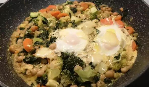 Сотирани зеленчуци с поширани яйца в уок тиган