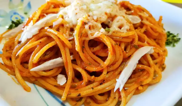 Спагети с пилешко и кашкавал