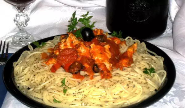 Спагети с пилешко филе и ароматен сос