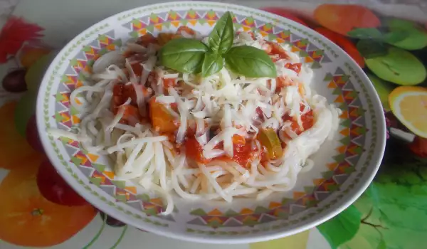 Спагети с тиквички, бекон и доматен сос