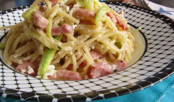 Свежи спагети със сирене, тиквички и бекон