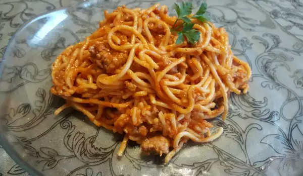 Спагети с домати и кълцано месо