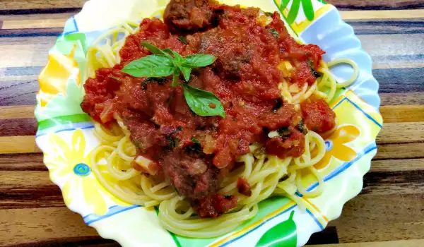 Спагети с телешки кюфтенца и доматен сос