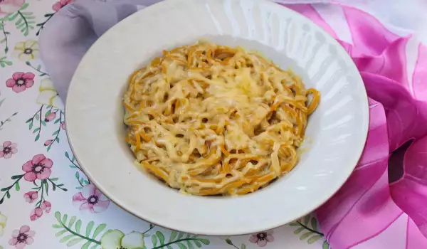 Спагети с тиква и крема сирене