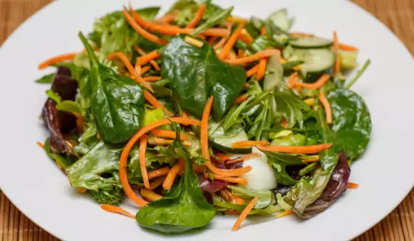 Витаминозна салата с алабаш, моркови и спанак