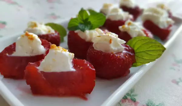 Десерт от ягоди със сметана