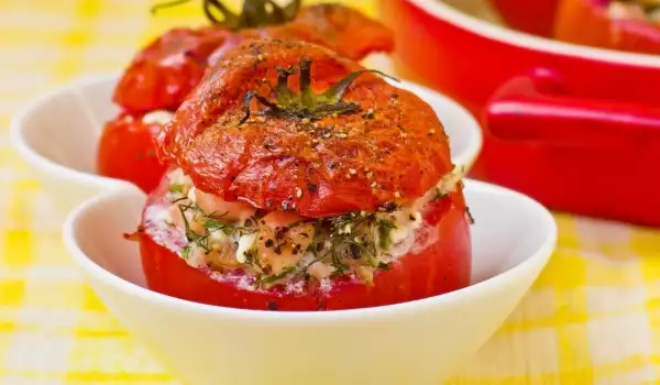 Пълнени домати с пилешко месо и яйце