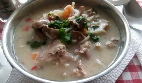 Вкусна супа с пилешки дреболии и зеленчуци