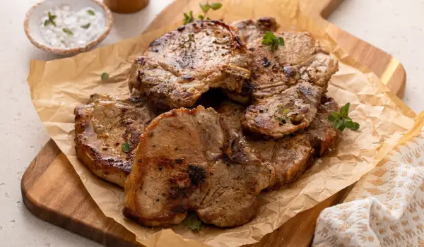 Печени свински котлети с кост на фурна