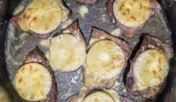 Крехки свински котлети с ананас и кашкавал