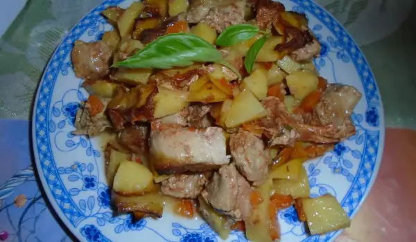 Свинско с картофи и босилек на фурна
