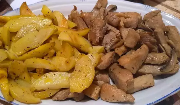 Пържени късчета свинско с гъби и пресни картофи