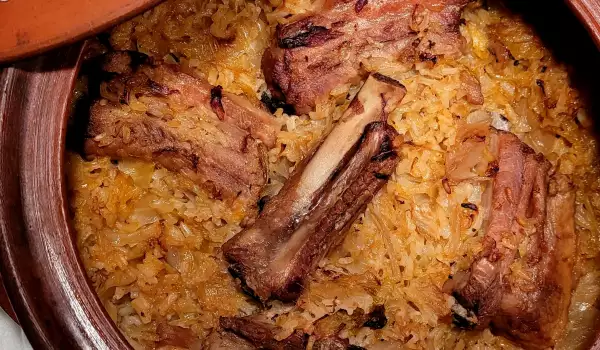 Свинско с кисело зеле и ориз в гювеч