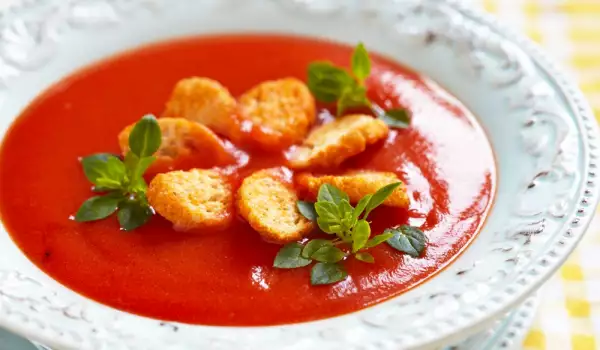 Лятна доматена супа