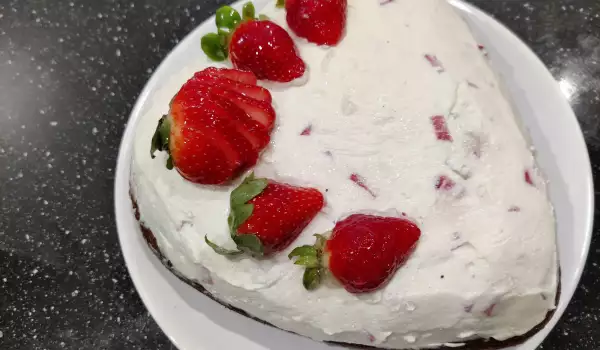 Двойно шоколадова торта с ягоди и сметана