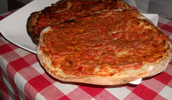 Ориенталска пица с кайма и домати