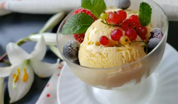 Домашен ванилов сладолед със сметана