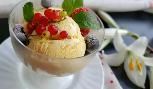 Домашен ванилов сладолед със сметана