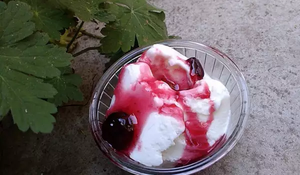 Домашен ванилов сладолед със сладко от череши