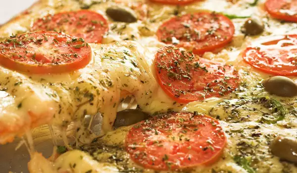 Пица със зеленчуци и ароматни сирена